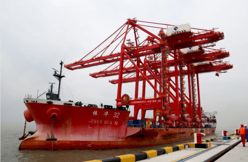 港航重器 | 太仓四期首台集装箱岸桥成功落轨